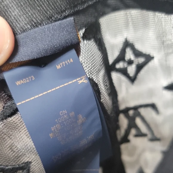 Louis Vuitton Elegant Black Cap - Picture 6 of 6